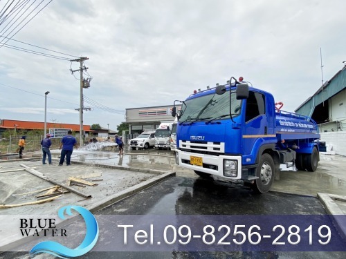 บริการฉีดน้ำทำความสะอาดถนนตลาด